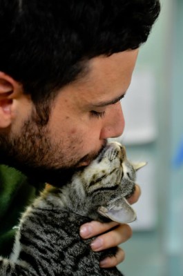 Fanfullina con Stefano, uno degli operatori del Punto di Primo Soccorso Gatti.